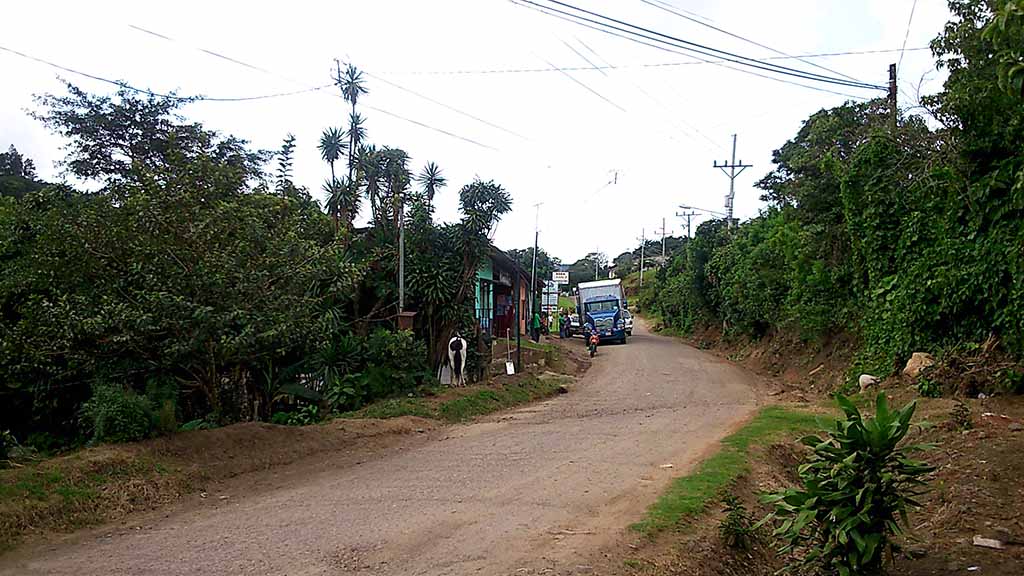 The gravel road on the way to Monteverde